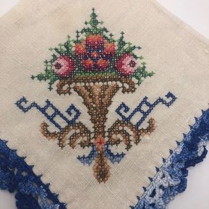 Vintage Napkins & Doilies Needlework Flower Bouquet Blue Scallop Crochet Trim